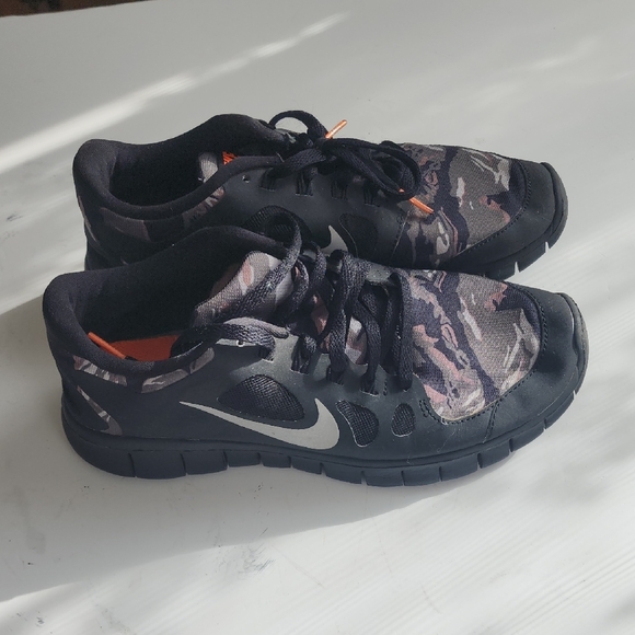 Nike Kids Sneakers Black and Orange - Picture 4 of 8